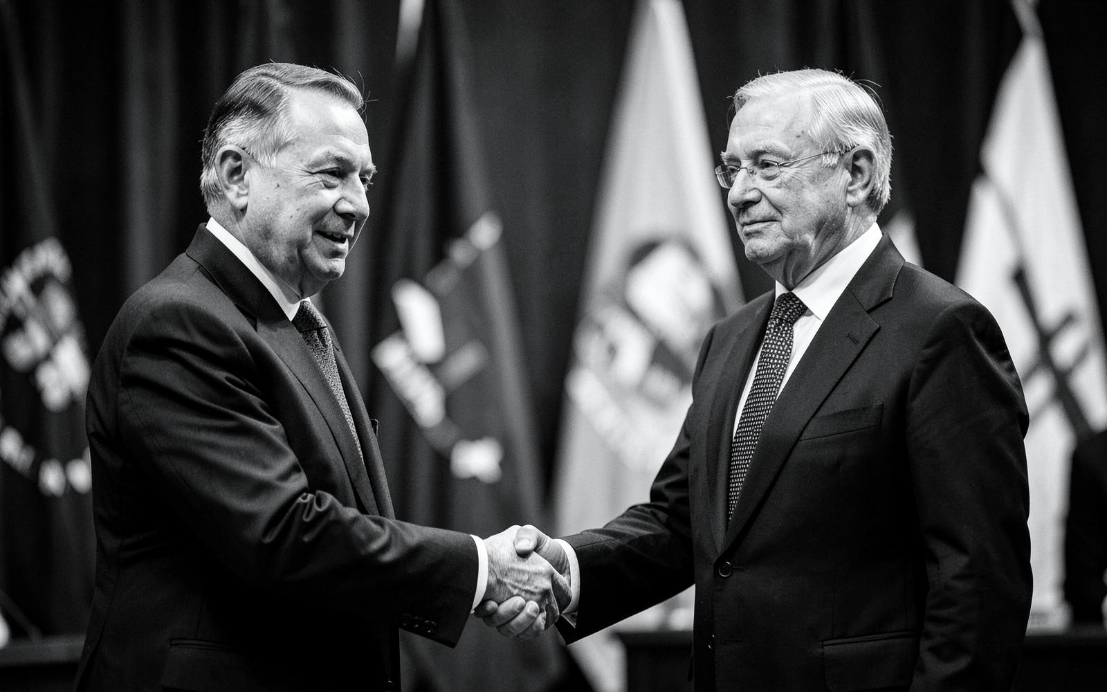 Duas lideranças políticas se cumprimentando em uma cúpula internacional